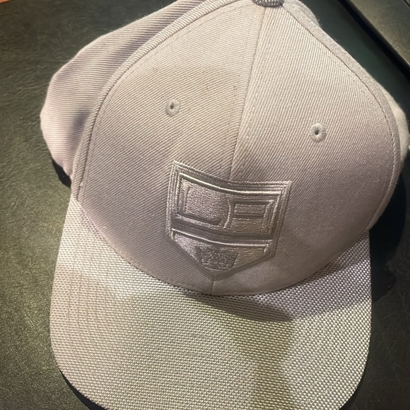 MITCHELL & NESS NHL LOS ANGELES KINGS CLASSIC UNISEX SNAPBACK HAT GREY ON GREY - Picture 1 of 9